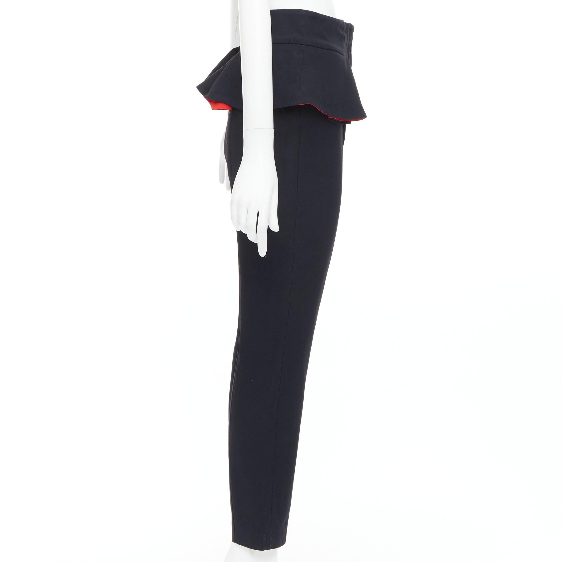 Pantalon court ALEXANDER MCQUEEN 2013 avec doublure rouge noire et péplum IT40 S Excellent état - En vente à Hong Kong, NT