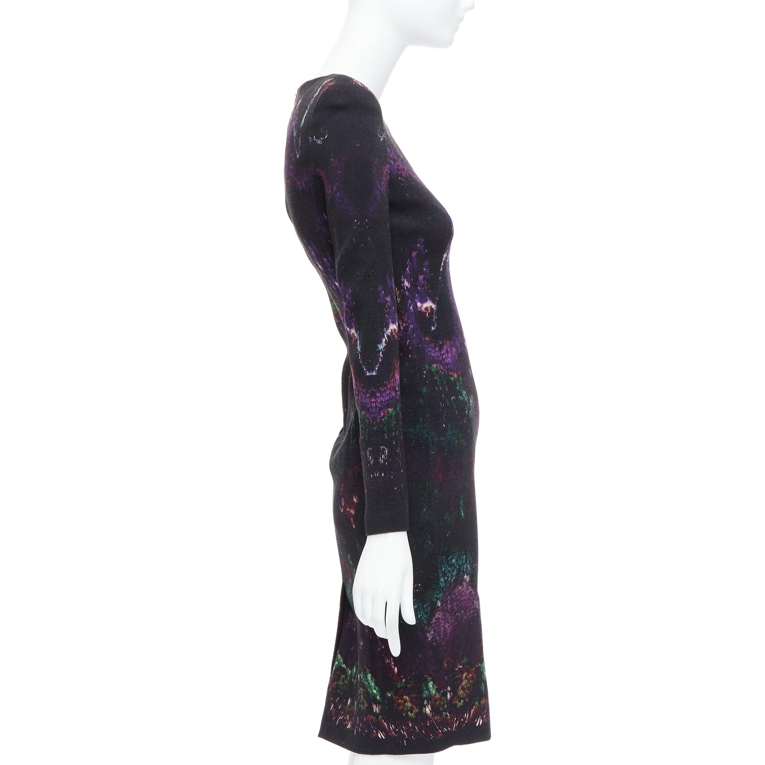 ALEXANDER MCQUEEN 2014 black purple wool blend feather print sheath dress IT38 In Excellent Condition For Sale In Hong Kong, NT