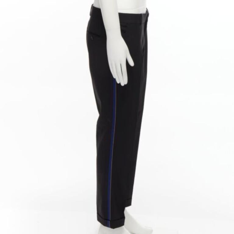 Pantalon ALEXANDER MCQUEEN 2016 avec bordure bleue en laine noire et jaune IT48 M
Référence : JSLE/A00028
Marque : Alexander McQueen
Collection : 2016
MATERIAL : Laine
Couleur : noir, bleu
Motif : Solide
Fermeture : braguette à glissière
Détails