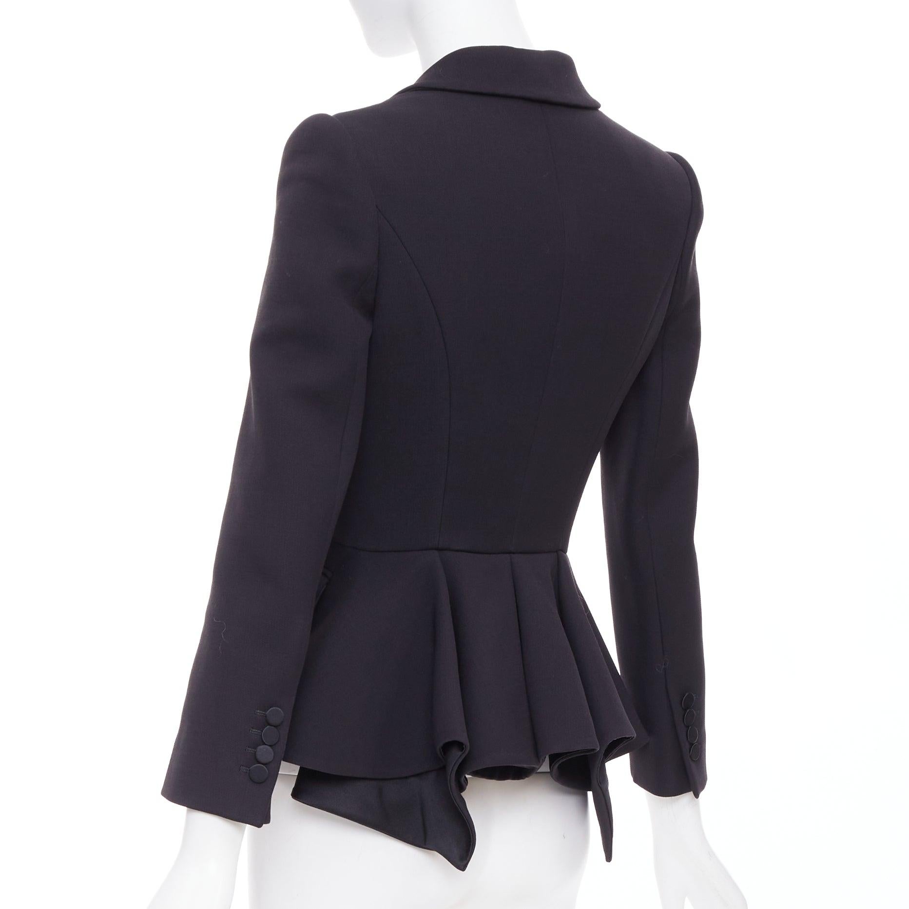 ALEXANDER MCQUEEN 2016 schwarz Wolle Seide geformt Schößchen Blazer Jacke IT38 XS
Referenz: TGAS/F00254
Marke: Alexander McQueen
Designer: Lee Alexander McQueen
Collection'S: 2016
MATERIAL: Wolle, Seide
Farbe: Schwarz
Muster: Solide
Verschluss: