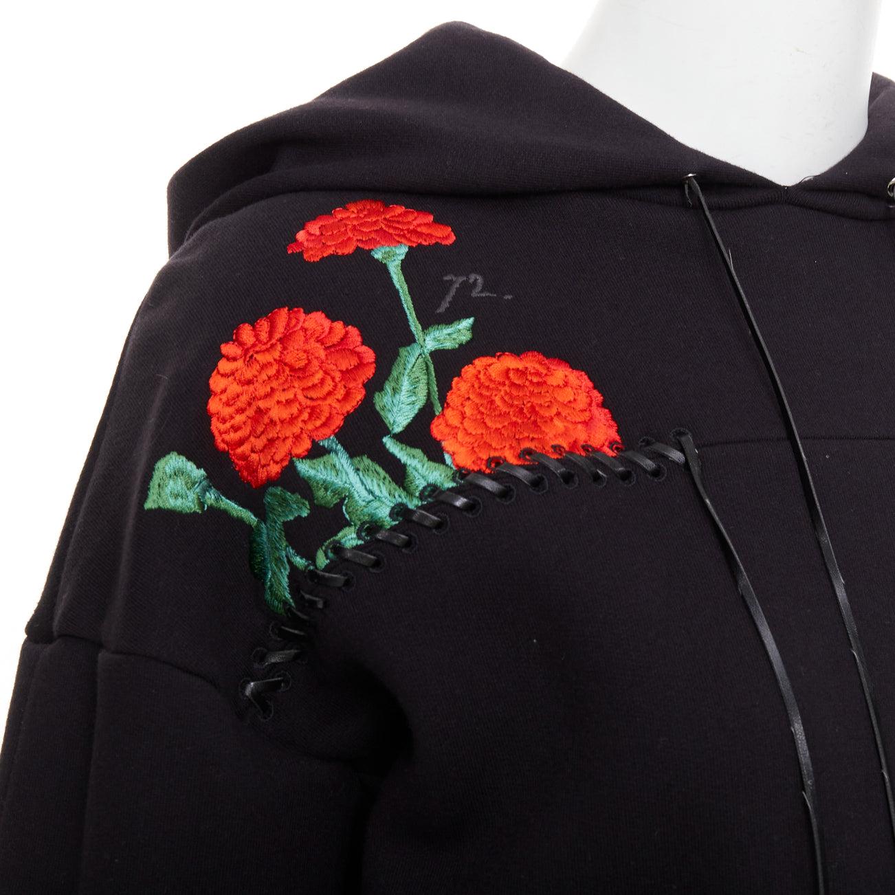 ALEXANDER MCQUEEN 2017 black multicolour embroidery patchwork hoodie IT40 S
Reference: TGAS/F00076
Brand: Alexander McQueen
Designer: Sarah Burton
Collection: 2017
Material: Cotton
Color: Black, Multicolour
Pattern: Floral
Closure: Pullover
Extra