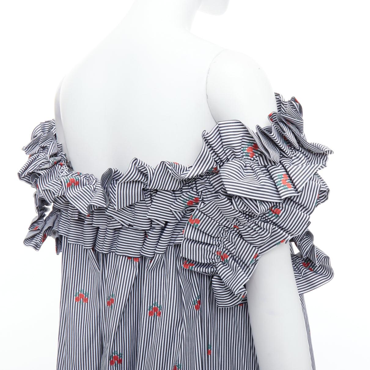 ALEXANDER MCQUEEN 2017 Rotes geblümtes blaues Nadelstreifen- tentkleid mit Rüschen IT42 M im Angebot 2