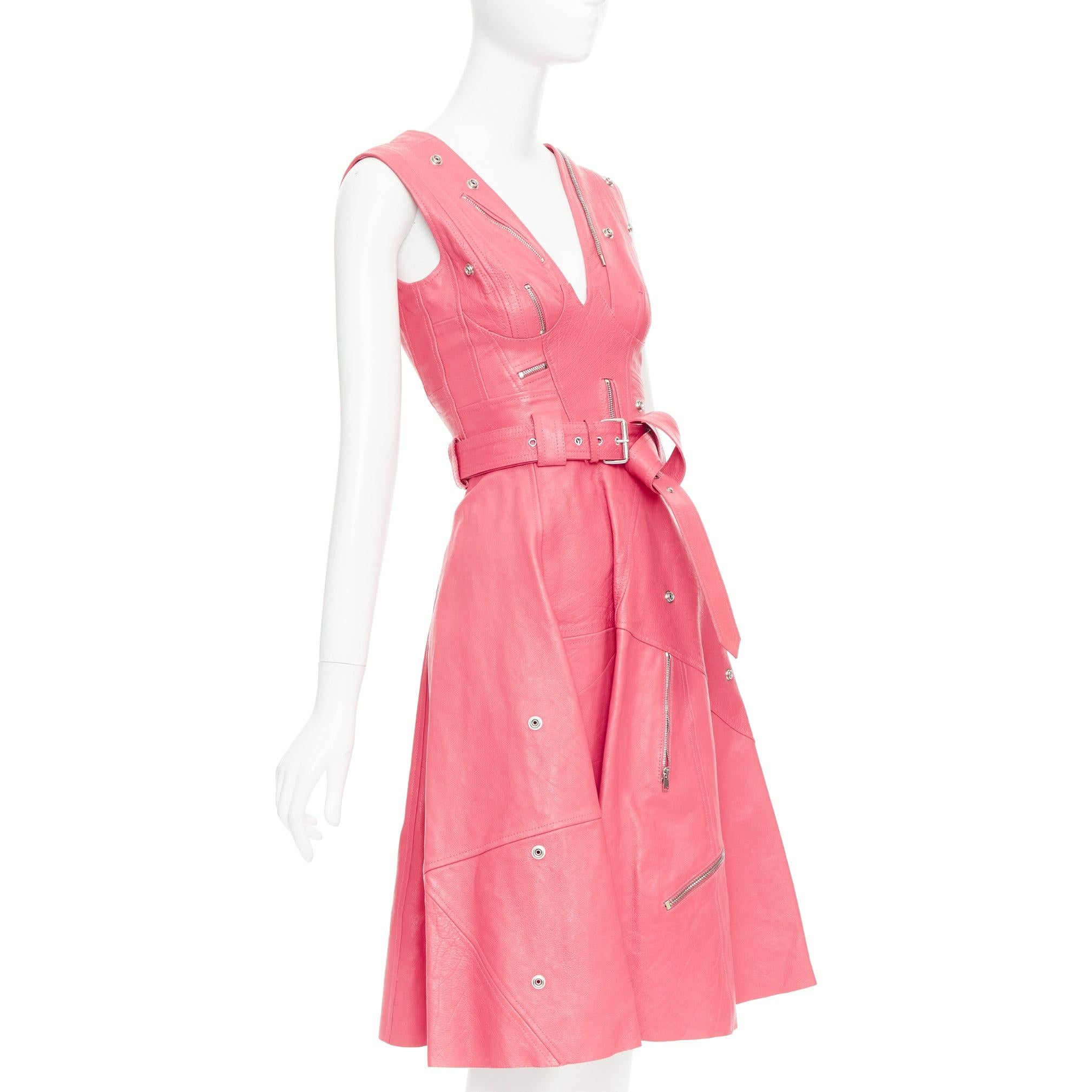 ALEXANDER MCQUEEN 2017 Runway fuchsia pink leather biker zip dress IT36 XXS
Reference: TGAS/E00377
Brand: Alexander McQueen
Designer: Sarah Burton
Collection: 2017 - Runway
Material: Leather
Color: Pink
Pattern: Solid
Closure: Zip
Lining: Pink