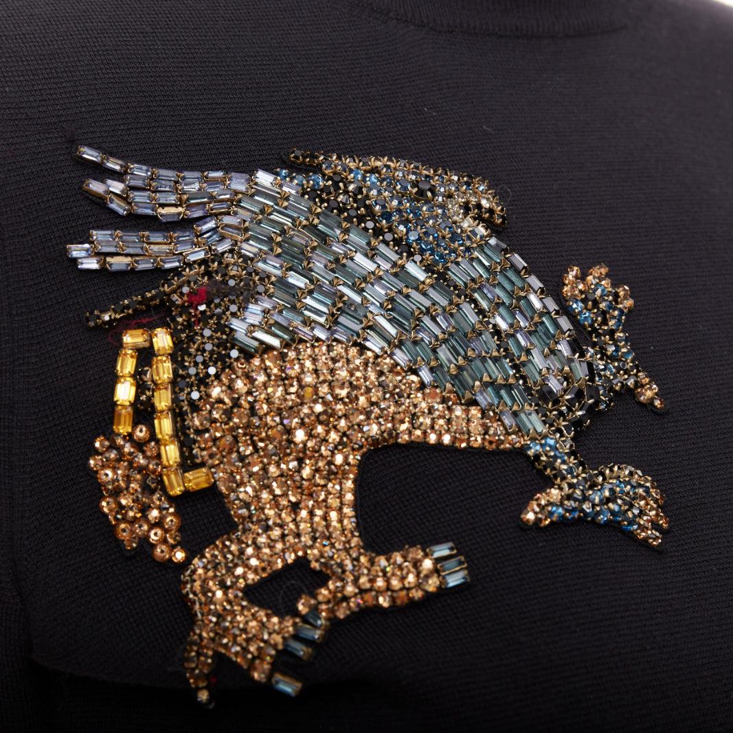 ALEXANDER MCQUEEN 2017 schwarzer Pullover aus Wolle Mythical Creature mit Strassbesatz XS
Referenz: TGAS/F00217
Marke: Alexander McQueen
Designer: Sarah Burton
Collection'S: 2017
MATERIAL: Wolle
Farbe: Schwarz, Multicolour
Muster: Solide
Verschluss: