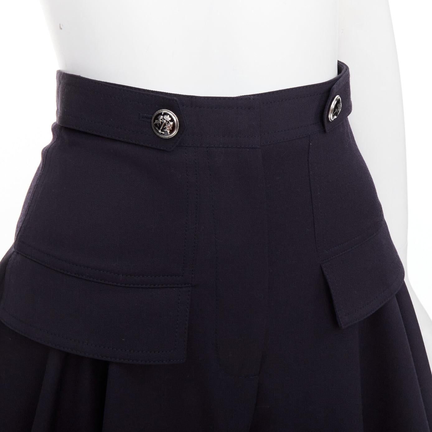 Alexander McQueen 2018 Cargo in lana vergine marina foderato di seta con bottoni IT36 XXS
Riferimento: AAWC/A01473
Marchio: Alexander McQueen
Designer: Sarah Burton
Model No: Cargo
Collezione: 2018
Materiale: Lana vergine
Colore: Marina Militare,