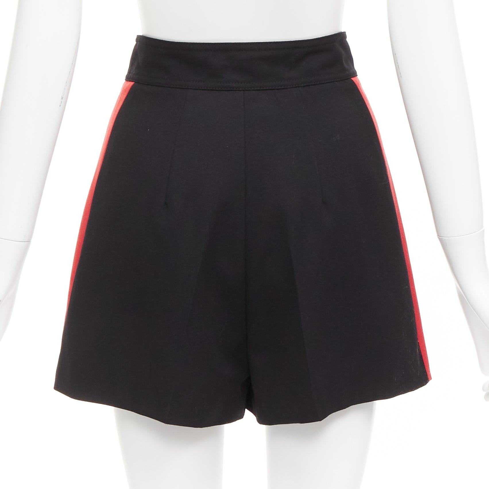 ALEXANDER MCQUEEN 2018 Rot-Weiß gestreifte breite Shorts aus schwarzer Schurwolle IT38 XS im Angebot 1