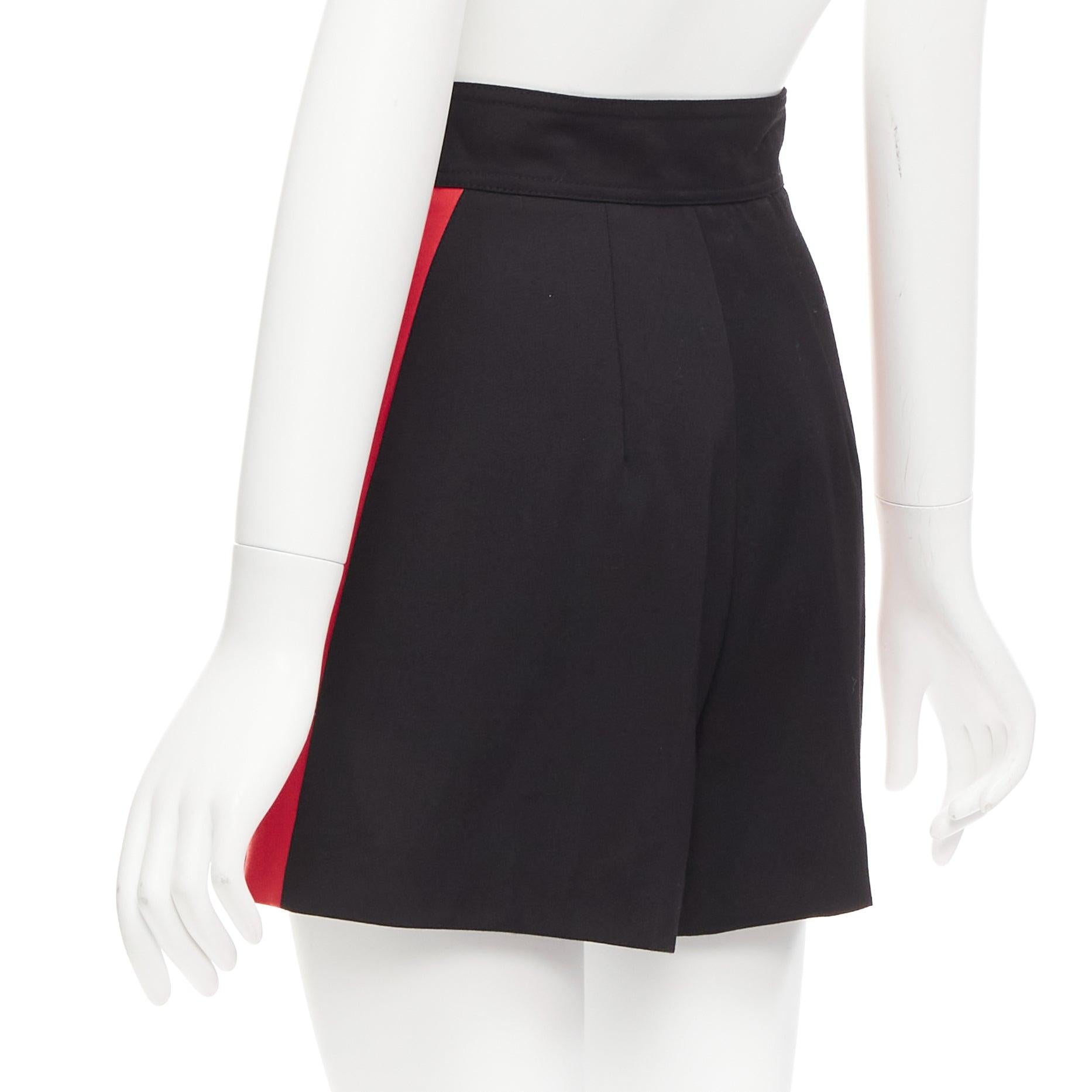 ALEXANDER MCQUEEN 2018 Rot-Weiß gestreifte breite Shorts aus schwarzer Schurwolle IT38 XS im Angebot 1