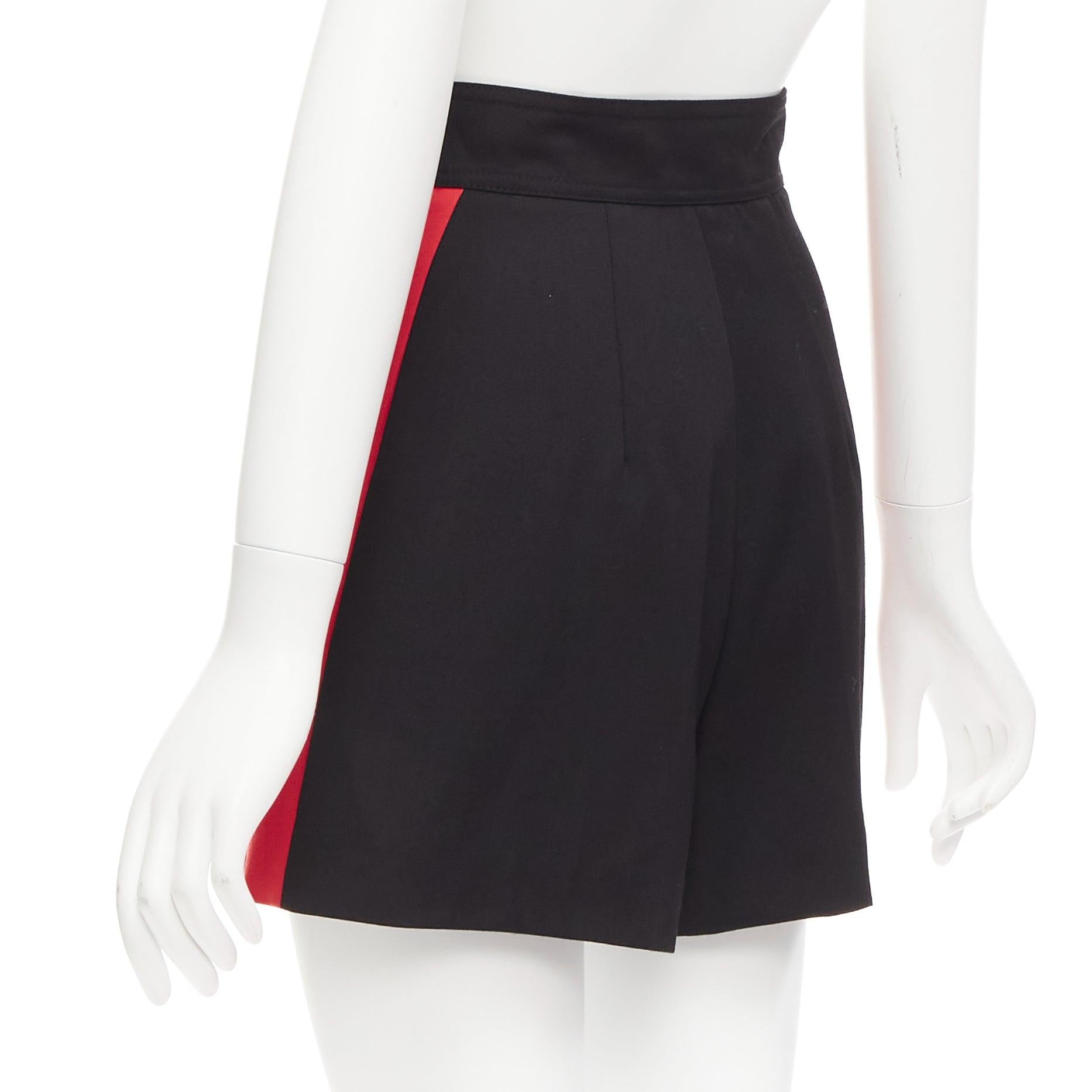ALEXANDER MCQUEEN 2018 Rot-Weiß gestreifte breite Shorts aus schwarzer Schurwolle IT38 XS im Angebot 2