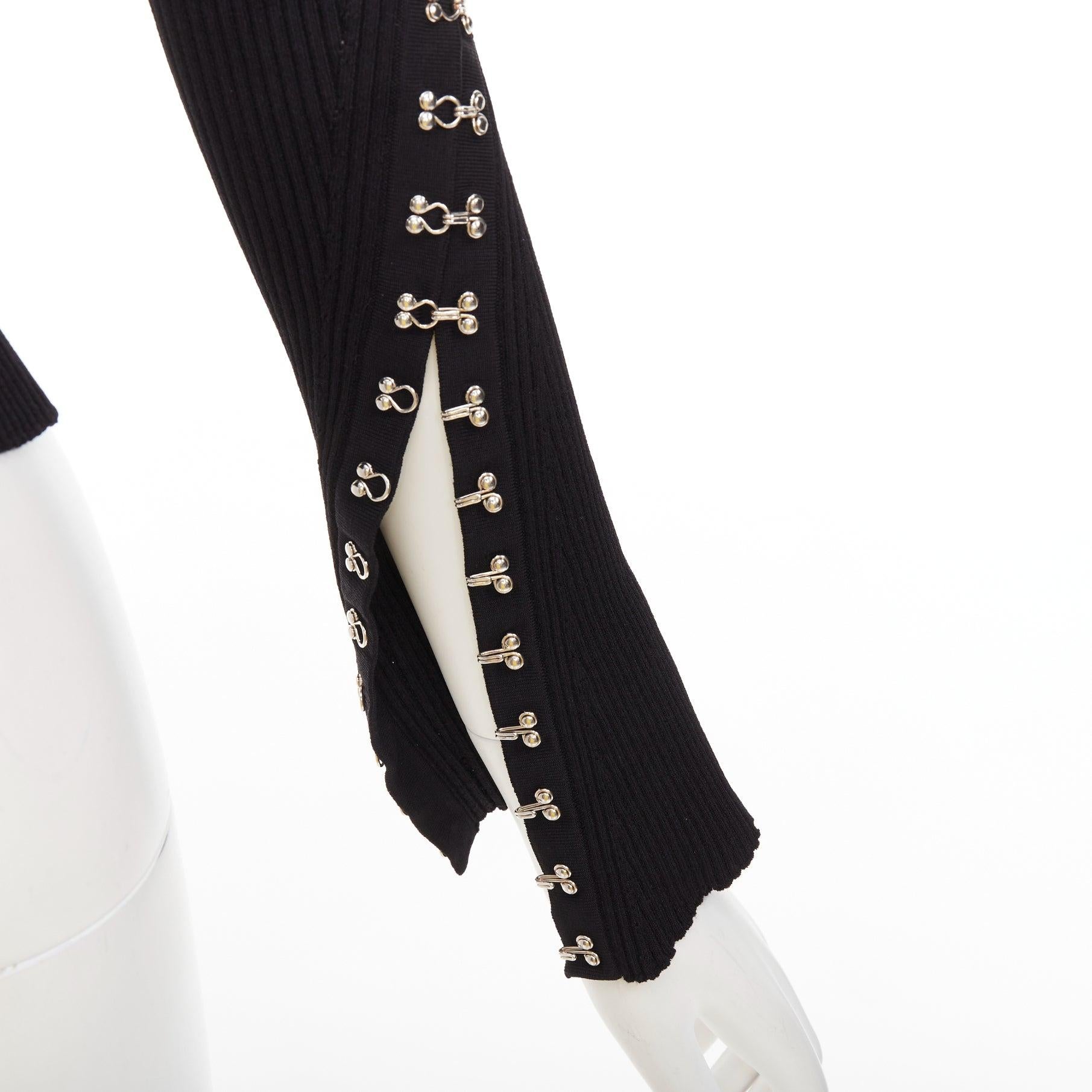 Alexander McQueen 2018 maglione in misto viscosa con gancio in metallo argentato e rivetti sulle maniche, S
Riferimento: TGAS/F00198
Marchio: Alexander McQueen
Designer: Sarah Burton
Collezione: 2018
Materiale: Viscosa, misto
Colore: Nero,