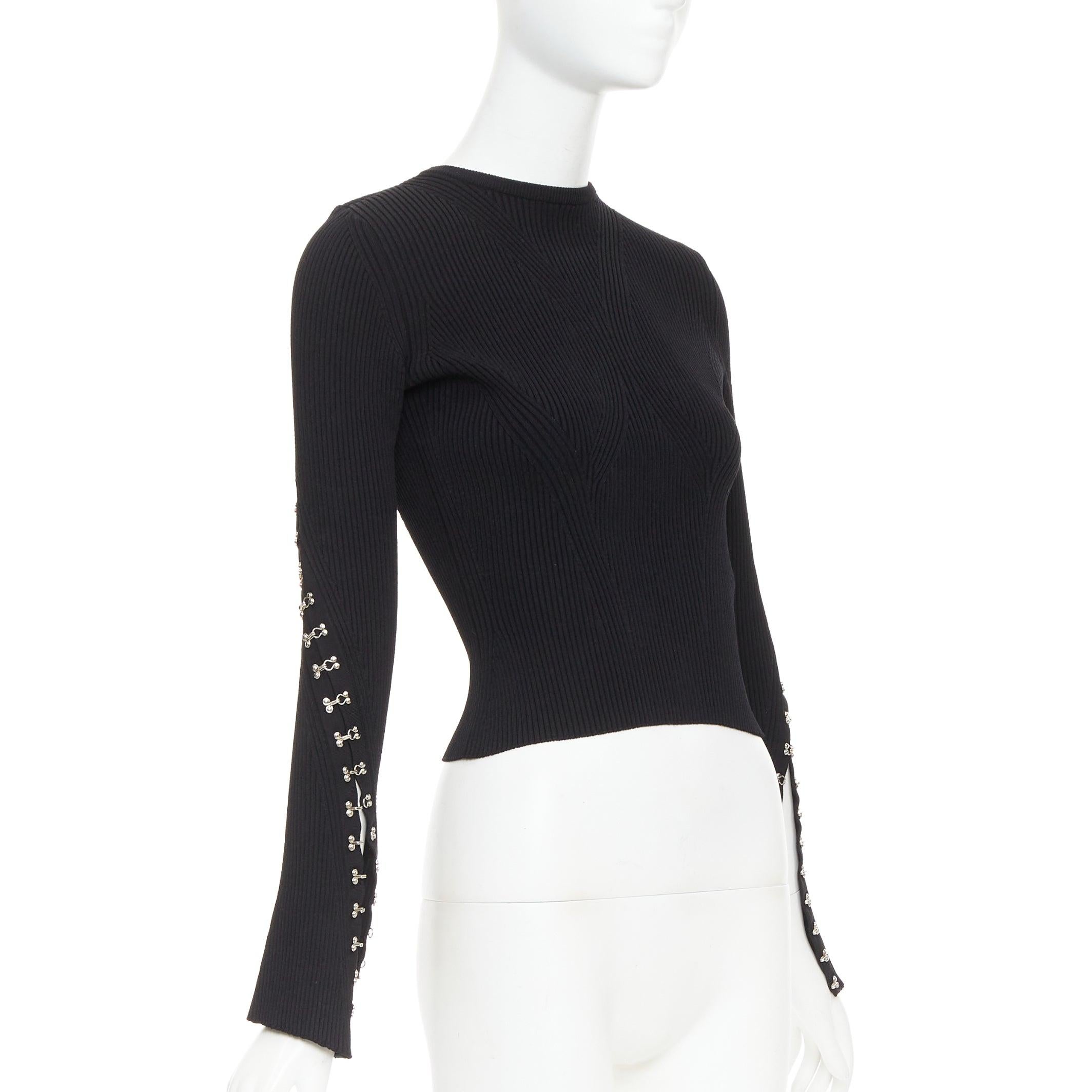 Nero Alexander McQueen 2018 maglione crop in misto viscosa con gancio in metallo e rivetti sulle maniche S in vendita