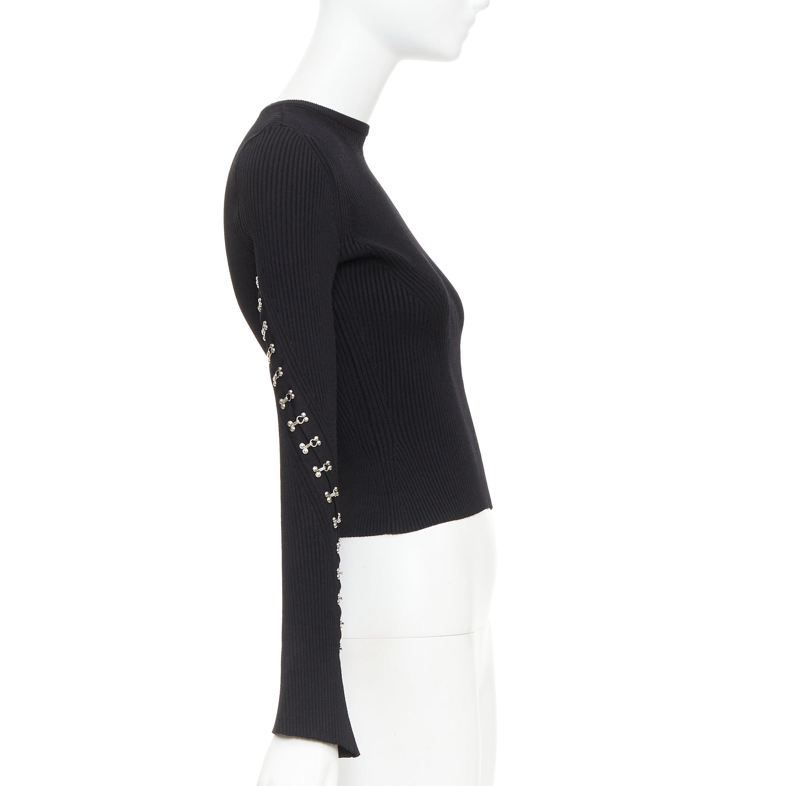 Alexander McQueen 2018 maglione crop in misto viscosa con gancio in metallo e rivetti sulle maniche S In condizioni ottime in vendita a Hong Kong, NT