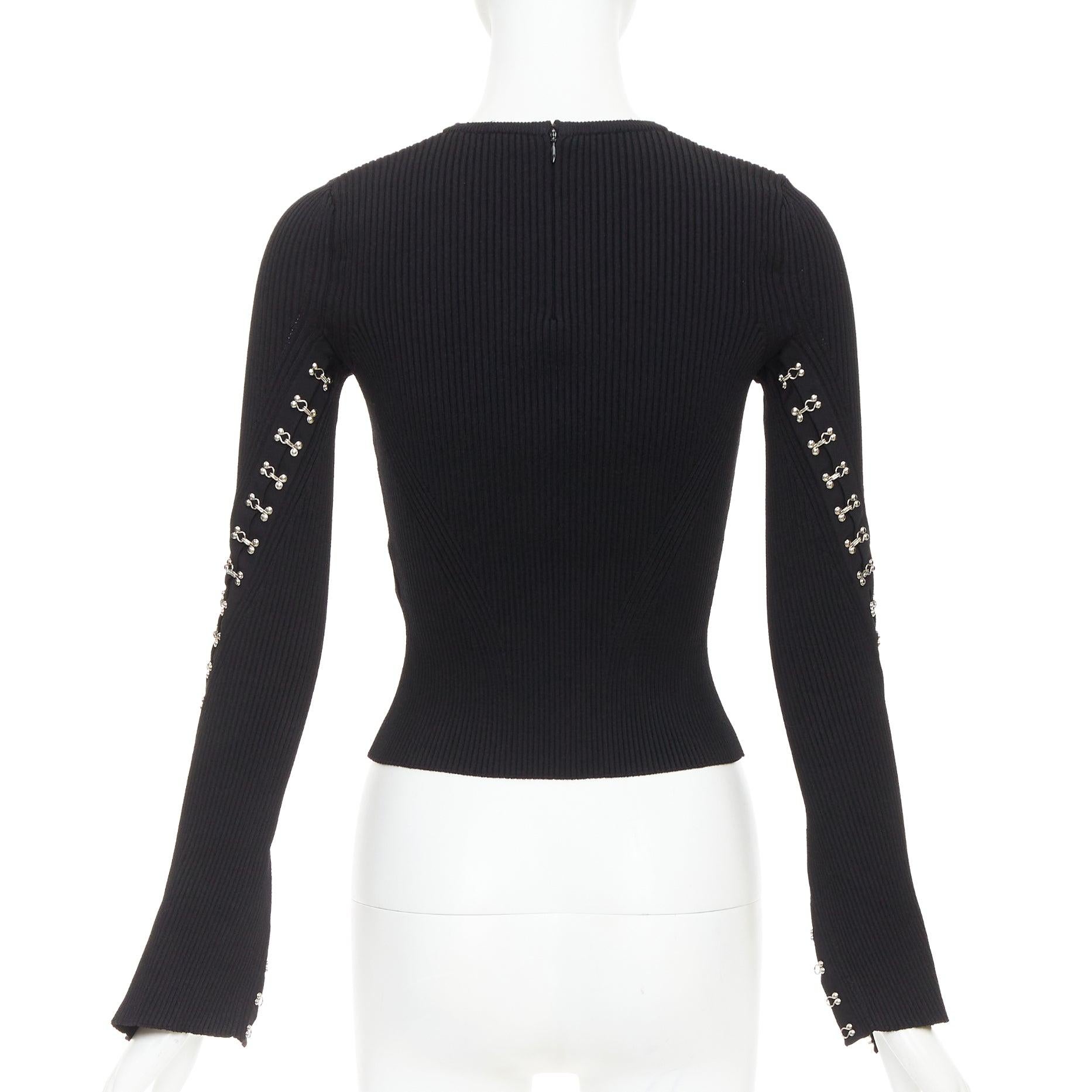Donna Alexander McQueen 2018 maglione crop in misto viscosa con gancio in metallo e rivetti sulle maniche S in vendita