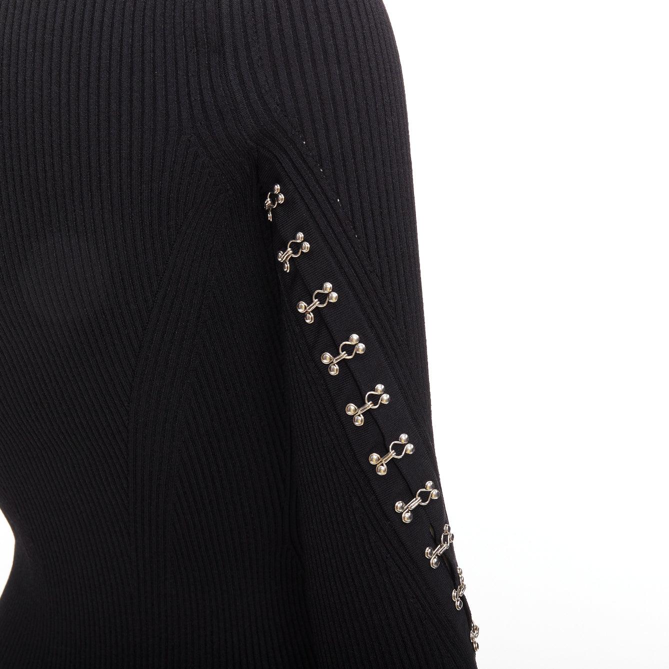 Alexander McQueen 2018 maglione crop in misto viscosa con gancio in metallo e rivetti sulle maniche S in vendita 2