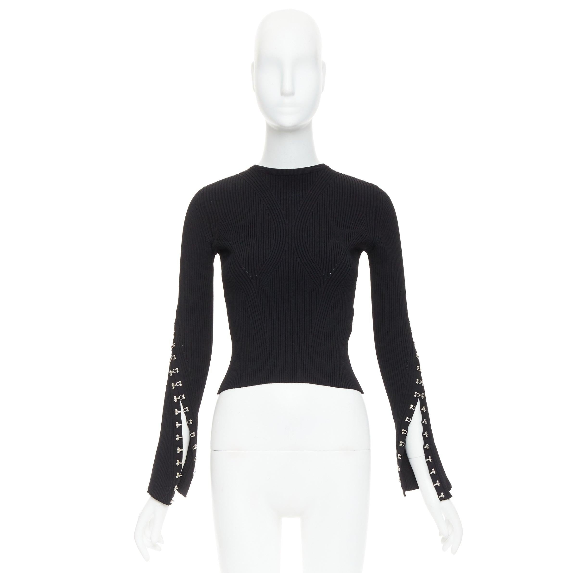 Alexander McQueen 2018 maglione crop in misto viscosa con gancio in metallo e rivetti sulle maniche S in vendita 4