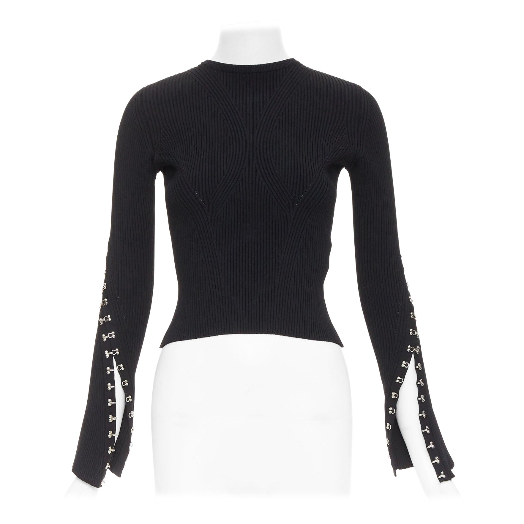 Alexander McQueen 2018 maglione crop in misto viscosa con gancio in metallo e rivetti sulle maniche S in vendita