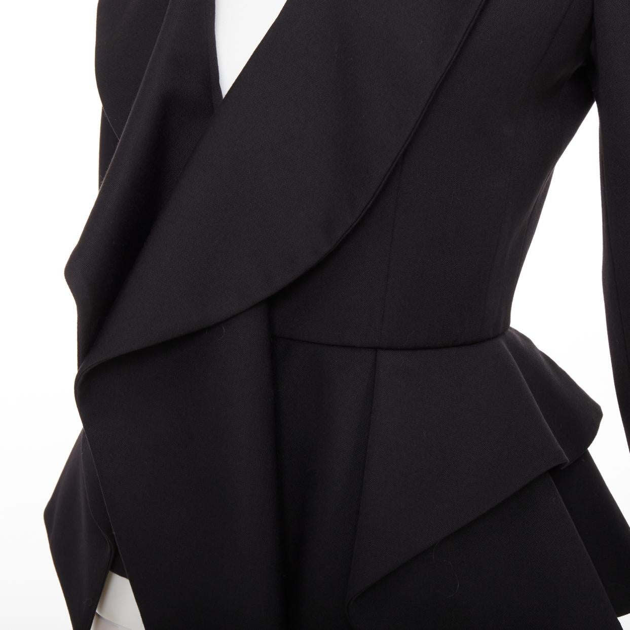 Alexander McQueen 2019 Sarah Burton in lana nera con volant e peplo, blazer aderente IT36 XXS
Riferimento: TGAS/F00300
Marchio: Alexander McQueen
Designer: Sarah Burton
Collezione: 2019
Visto su: Eleni Lobene
Materiale: Lana
Colore: Nero,