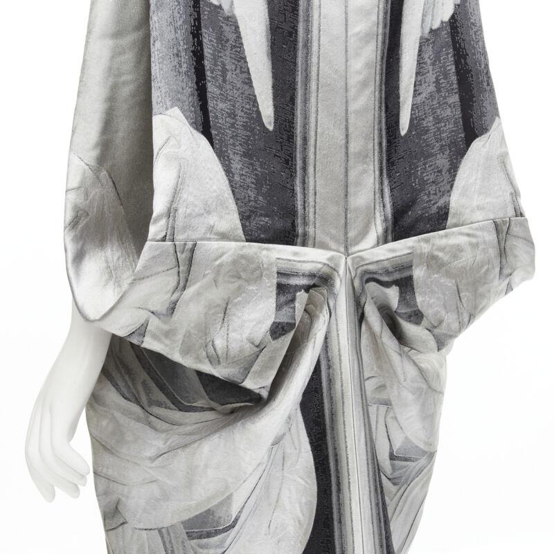 ALEXANDER MCQUEEN 2010 Angels Demons Runway jacquard draped gown IT40 S
Reference: TGAS/C00387
Brand: Alexander McQueen
Designer: Lee Alexander McQueen
Collection: Fall Winter 2010 Angels and Demons - Runway
Material: Silk
Color: Grey
Pattern: