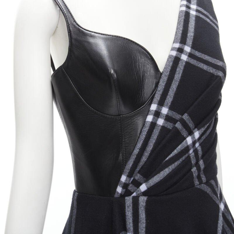 ALEXANDER MCQUEEN 2020 Runway buste en cuir noir robe à carreaux drapés marine IT42 M
Référence : KEDG/A00161
Marque : Alexander McQueen
Designer : Sarah Burton
Collectional : Automne Hiver 2020 - Défilé
MATERIAL : Cuir, laine
Couleur : Marine,