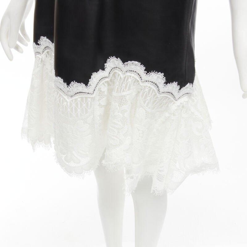 ALEXANDER MCQUEEN 2020 Runway black leather bustier white lace dress IT38 S
Reference: AAWC/A00038
Brand: Alexander McQueen
Designer: Sarah Burton
Collection: 2020 - Runway
Material: Leather
Color: Black, White
Pattern: Solid
Closure: Zip
Lining: 