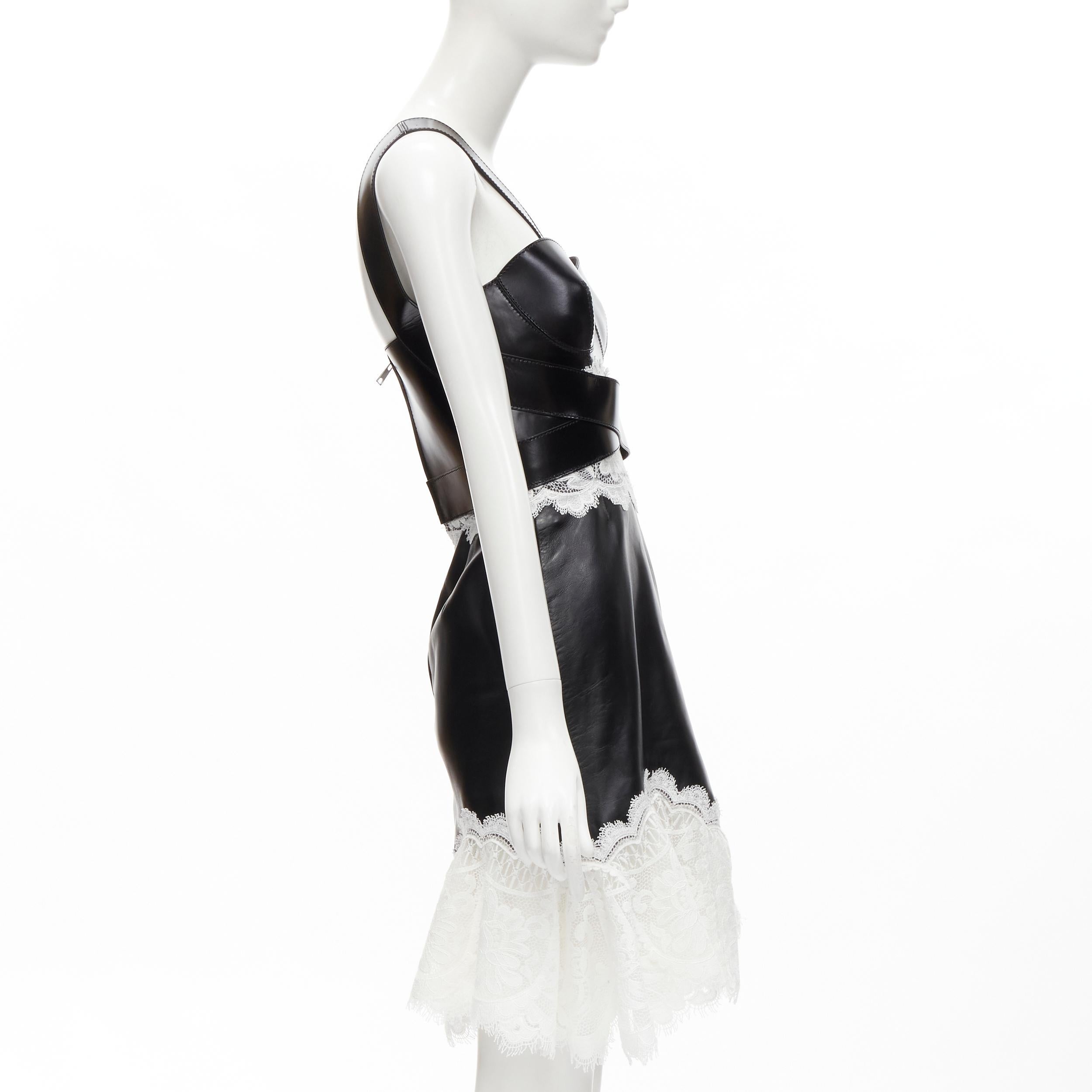 ALEXANDER MCQUEEN 2020 Runway black leather bustier white lace dress IT38 S In Excellent Condition In Hong Kong, NT