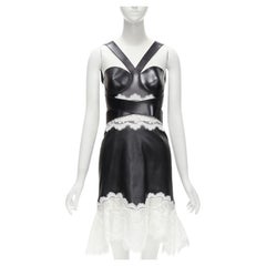 ALEXANDER McQueen 2020 Bustier in pelle nera e abito in pizzo bianco S.S. White