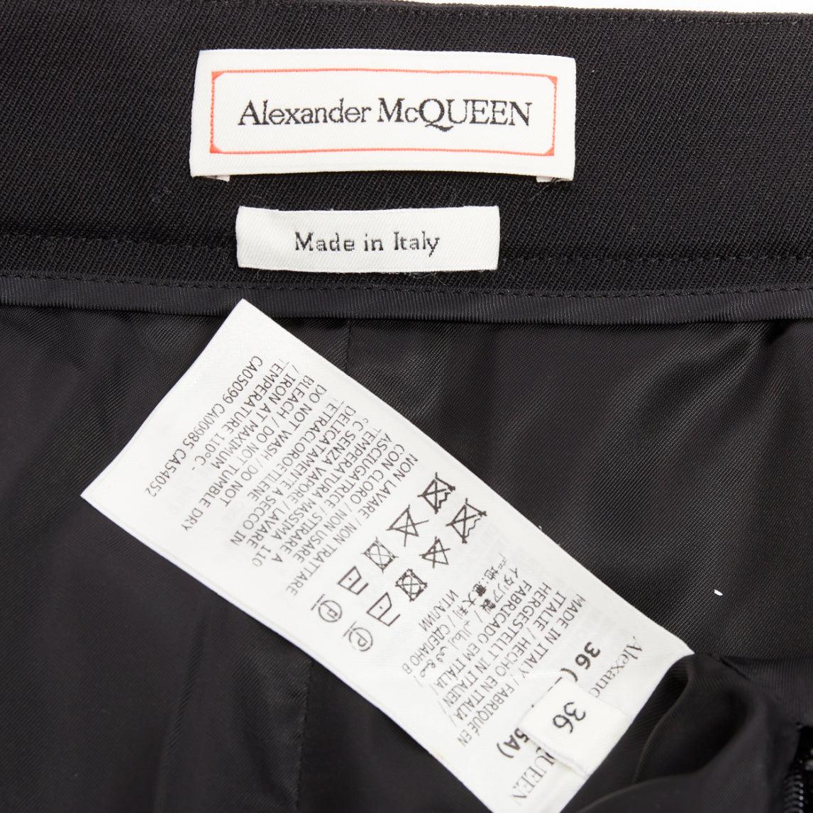 ALEXANDER MCQUEEN 2021 schwarz gold multi Knöpfe asymmetrische Shorts IT36 XXS im Angebot 3