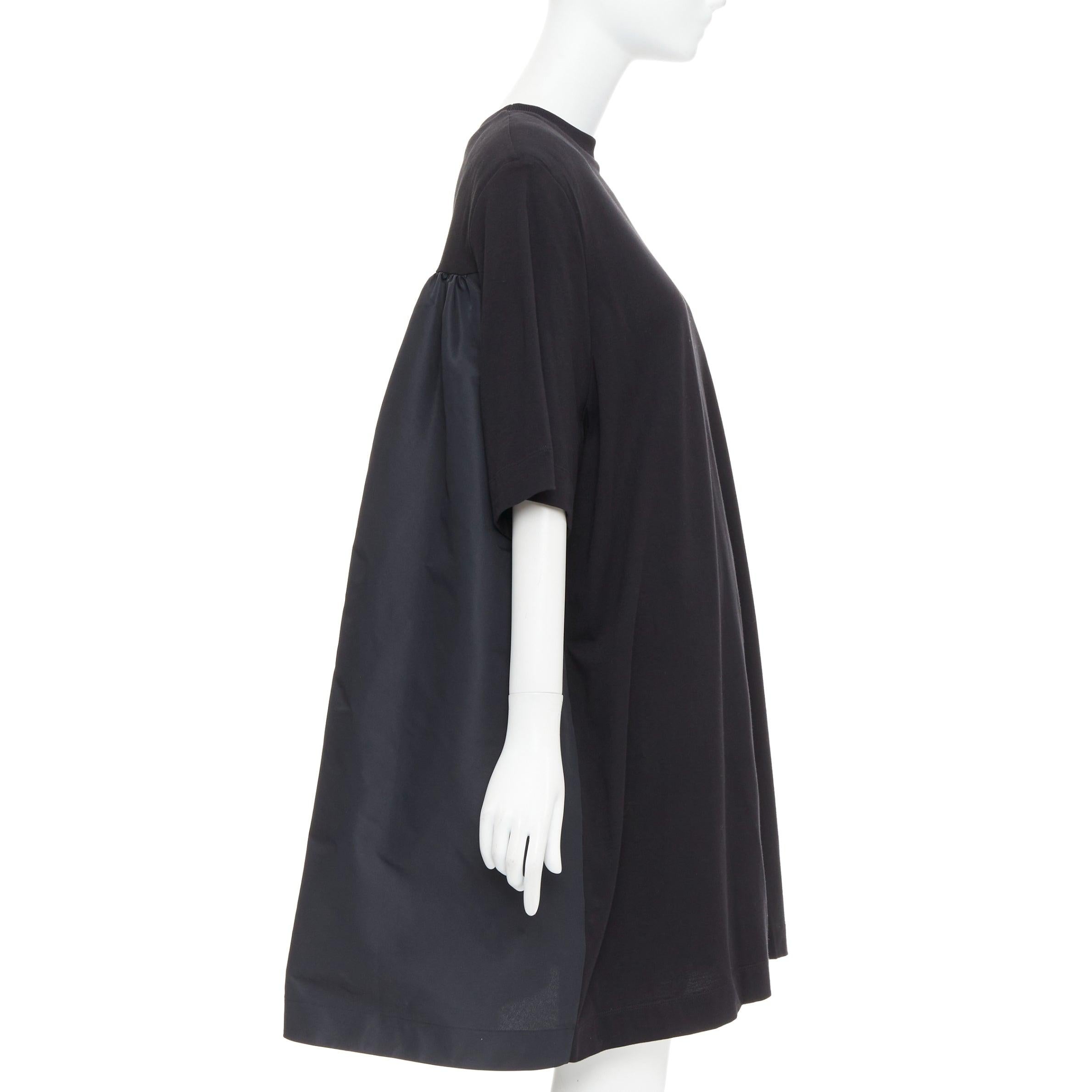 ALEXANDER MCQUEEN 2021 black hybrid flared back oversized tshirt dress IT48 XXL
Reference: CC/A00490
Brand: Alexander McQueen
Designer: Sarah Burton
Model: C LI 1680
Collection: 2021
Material: Cotton, Polyester
Color: Black
Pattern: Solid
Closure:
