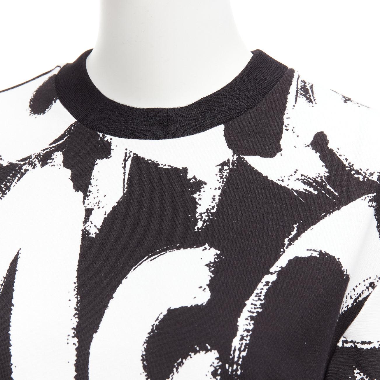ALEXANDER MCQUEEN 2021 black white cotton graffiti brush boxy top IT36 XXS
Reference: AAWC/A00794
Brand: Alexander McQueen
Designer: Sarah Burton
Collection: 2021
Material: Cotton
Color: Black, White
Pattern: Abstract
Closure: Slip On
Made in: