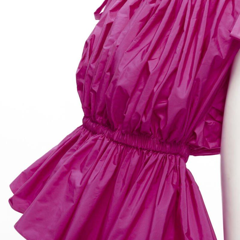 ALEXANDER MCQUEEN Haut péplum rose fuschia froncé avec nœud papillon à l'épaule, Taille IT38 XS, 2021
Référence : AAWC/A00288
Marque : Alexander McQueen
Designer : Sarah Burton
Matériau : Polyester
Couleur : rose
Motif : Solide
Fermeture :