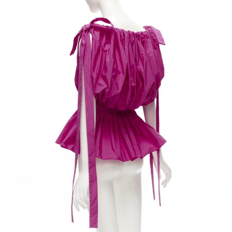 ALEXANDER MCQUEEN Haut péplum rose fuschia froncé avec nœud papillon à l'épaule, Taille IT38 XS, 2021 en vente 1