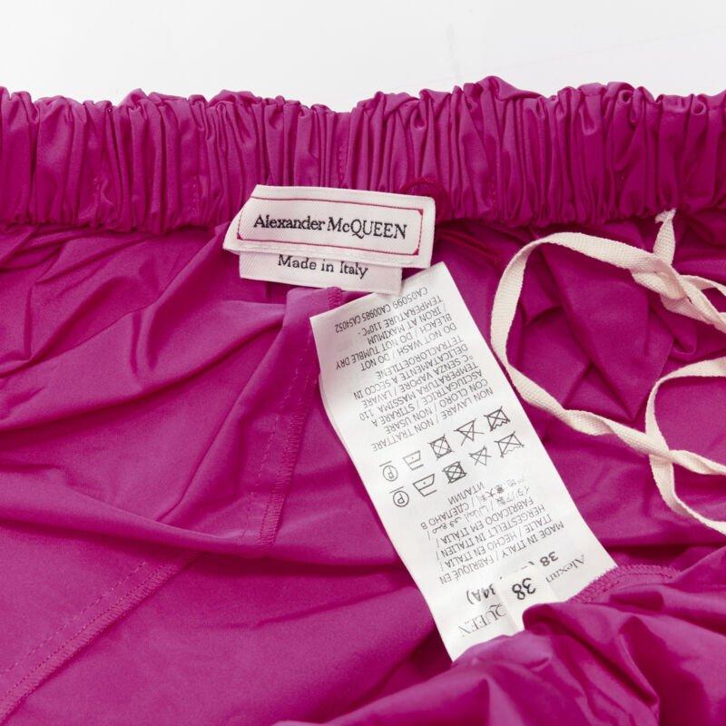 ALEXANDER MCQUEEN Haut péplum rose fuschia froncé avec nœud papillon à l'épaule, Taille IT38 XS, 2021 en vente 4