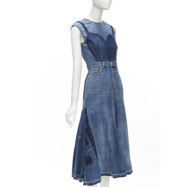 Gris ALEXANDER MCQUEEN - Robe midi en jean lavée avec corsage ombres, taille IT 38 XS, défilé 2021 en vente
