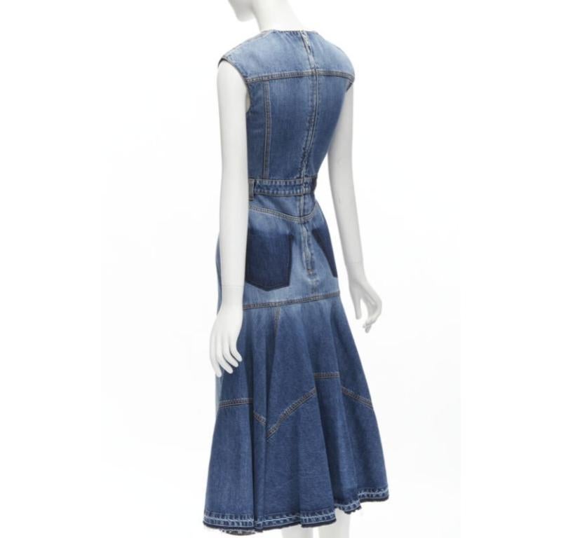 ALEXANDER MCQUEEN - Robe midi en jean lavée avec corsage ombres, taille IT 38 XS, défilé 2021 en vente 1