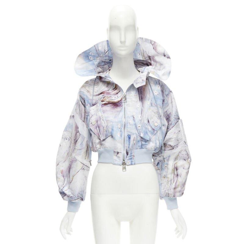 ALEXANDER MCQUEEN Bomber à capuche courte style battant William Blake 2021 IT36 XS
Référence : AAWC/A00340
Marque : Alexander McQueen
Designer : Sarah Burton
Collection : 2021 William Blake Dante
Matériau : Polyester
Couleur : Bleu
Motif :