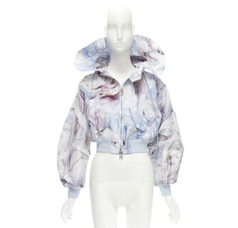ALEXANDER MCQUEEN 2021 William Blake Dante batwing cropped hooded bomber IT36 XS
Reference: AAWC/A00340
Brand: Alexander McQueen
Designer: Sarah Burton
Collection: 2021 William Blake Dante
Material: Polyester
Color: Blue
Pattern: Abstract
Closure:
