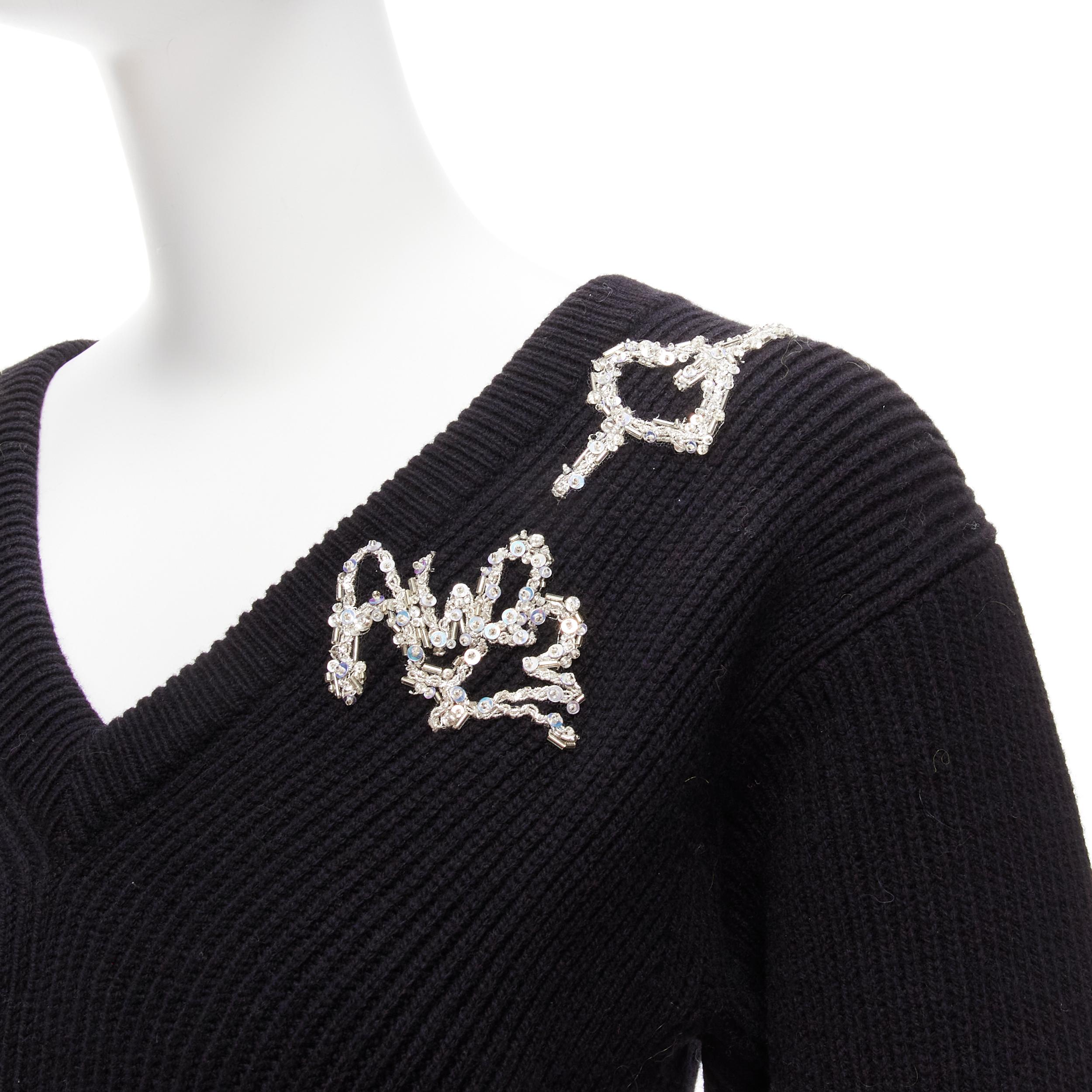 ALEXANDER MCQUEEN 2022 noir logo perles embellies peplum pull côtelé S en vente 3