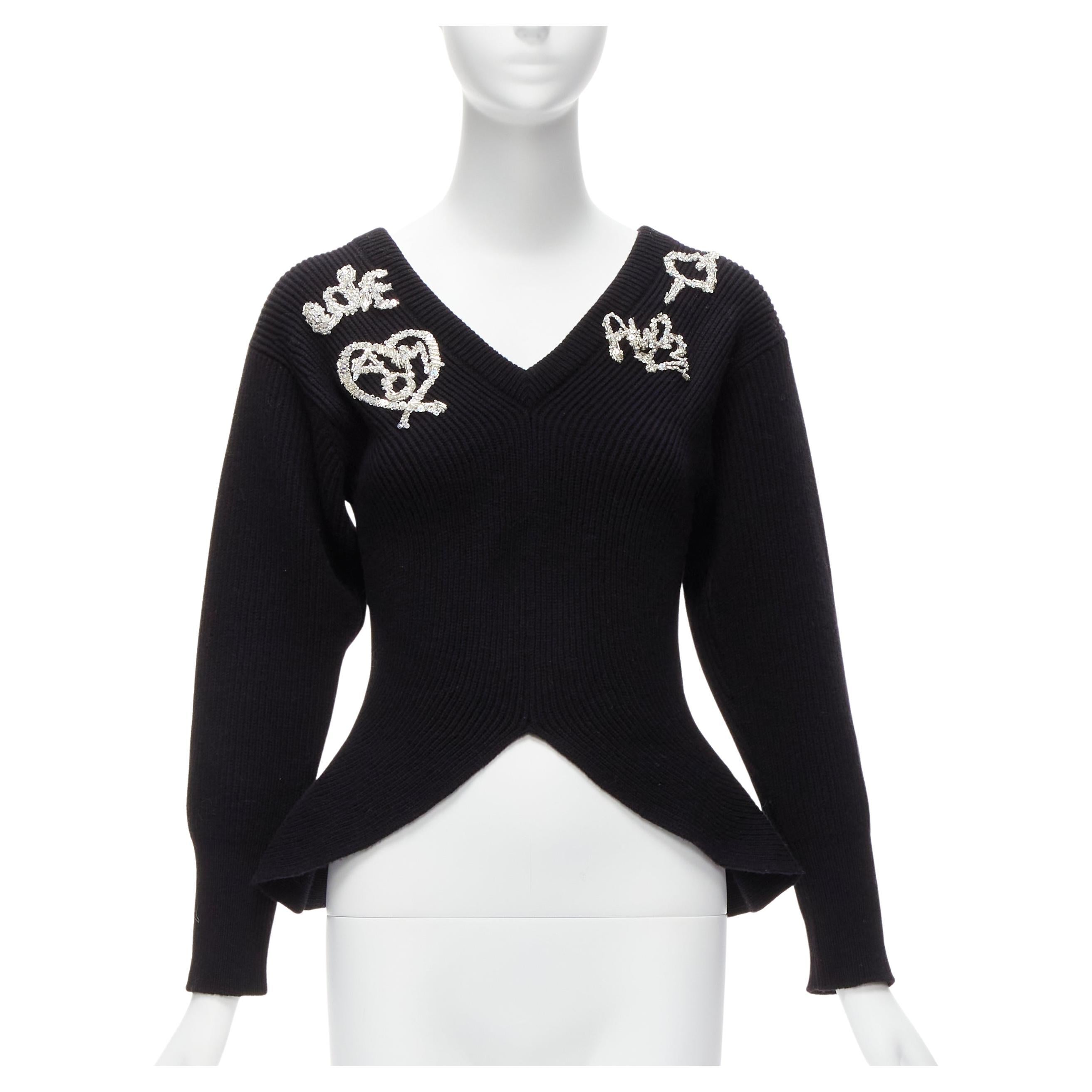 ALEXANDER MCQUEEN 2022 Schwarzer mit Logo-Perlen verzierter Pullover mit geripptem Schößchen S