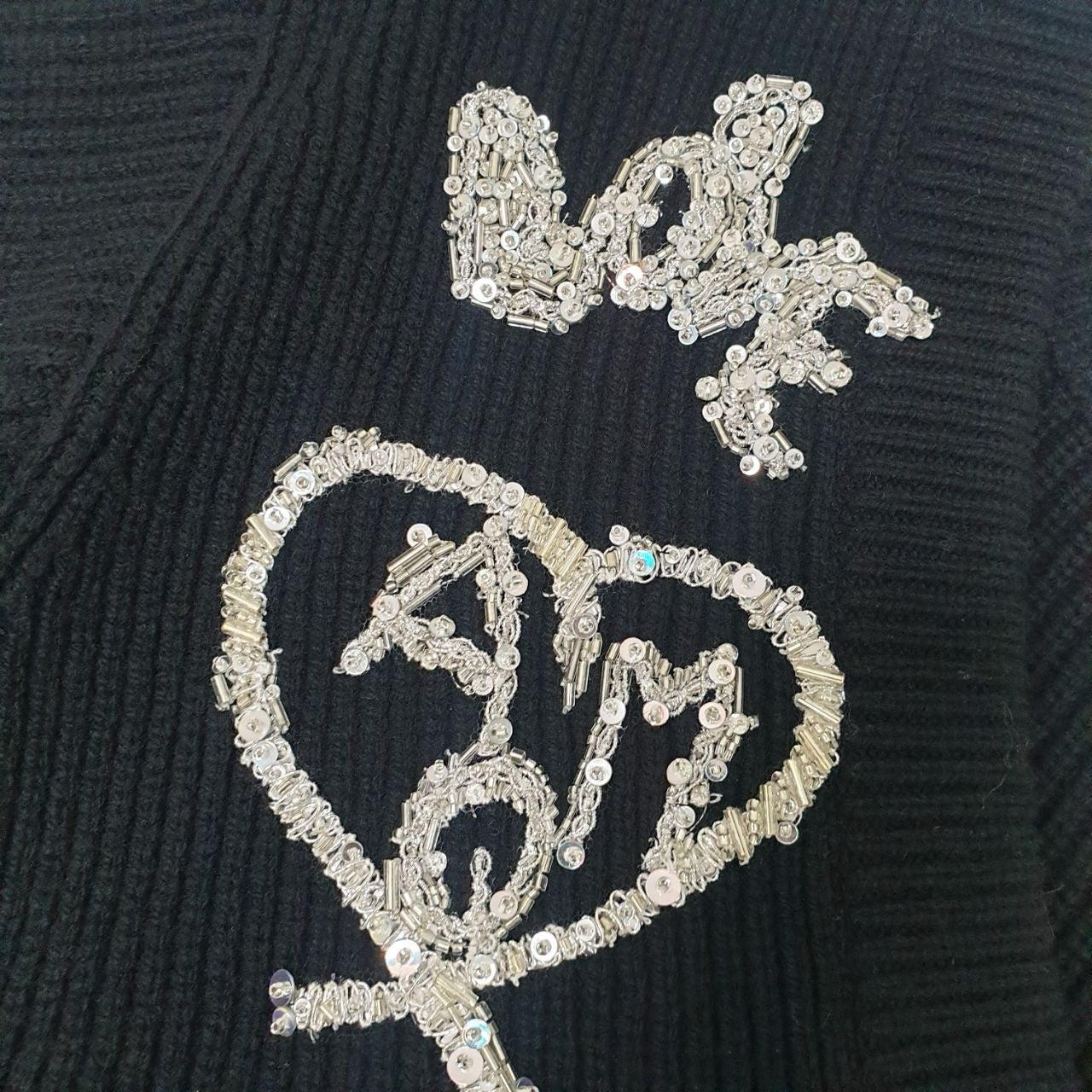 Marque : Alexander McQueen
Designer : Sarah Burton
Collectional : 2022
Sz.S
Très bon état. 
Le cintre n'est pas inclus






