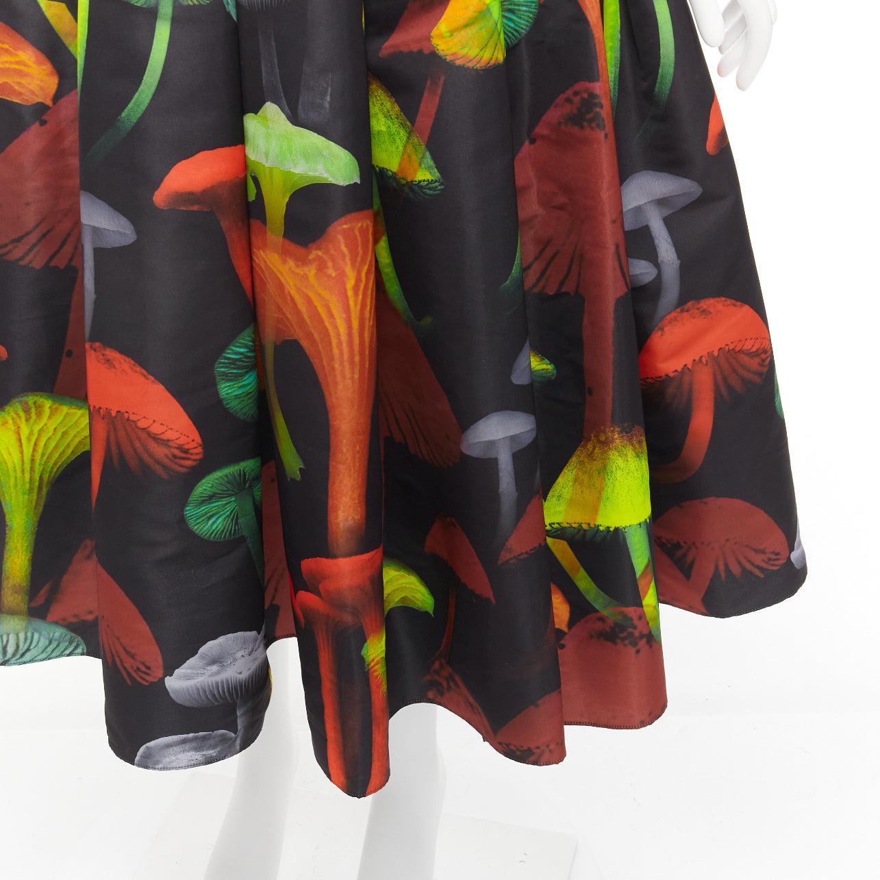 ALEXANDER MCQUEEN 2022 black Psychedelic Mushroom print midi full skirt IT38 XS
Reference: AAWC/A00600
Brand: Alexander McQueen
Designer: Sarah Burton
Collection: 2022
Material: Polyester
Color: Black, Multicolour
Pattern: Solid
Closure: Zip
Extra