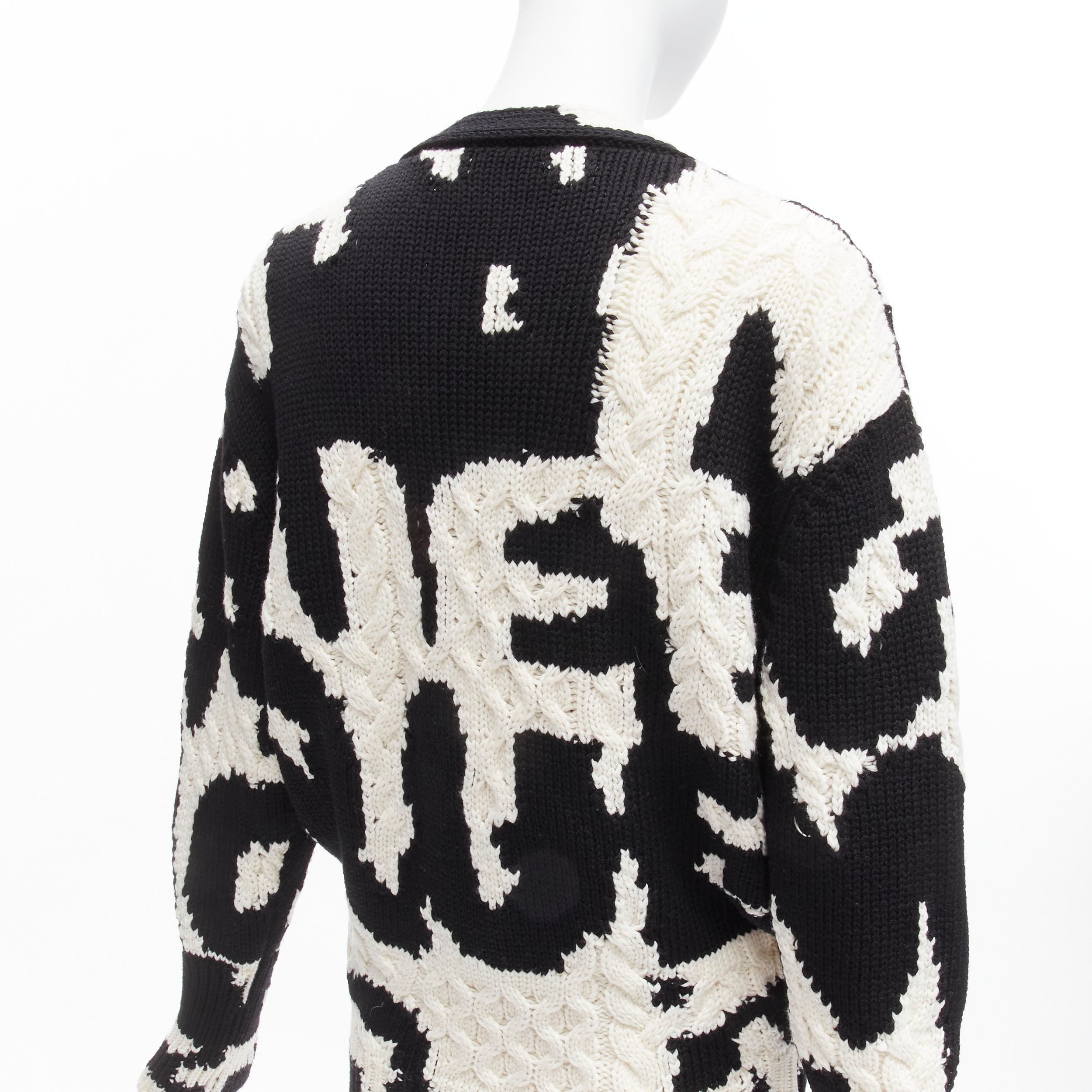 ALEXANDER MCQUEEN 2022 Brush black white graffiti logo intarsia knit wool cardigan XS
Reference: AAWC/A00463
Brand: Alexander McQueen
Designer: Sarah Burton
Collection: 2022 Brush
Material: Wool
Color: Black, White
Pattern: Abstract
Closure: