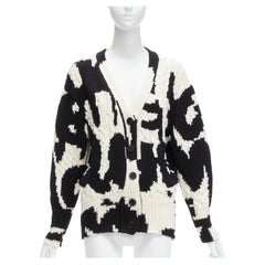 ALEXANDER MCQUEEN Broche 2022  Cardigan en laine tricotée intarsia avec logo de graffiti blanc 