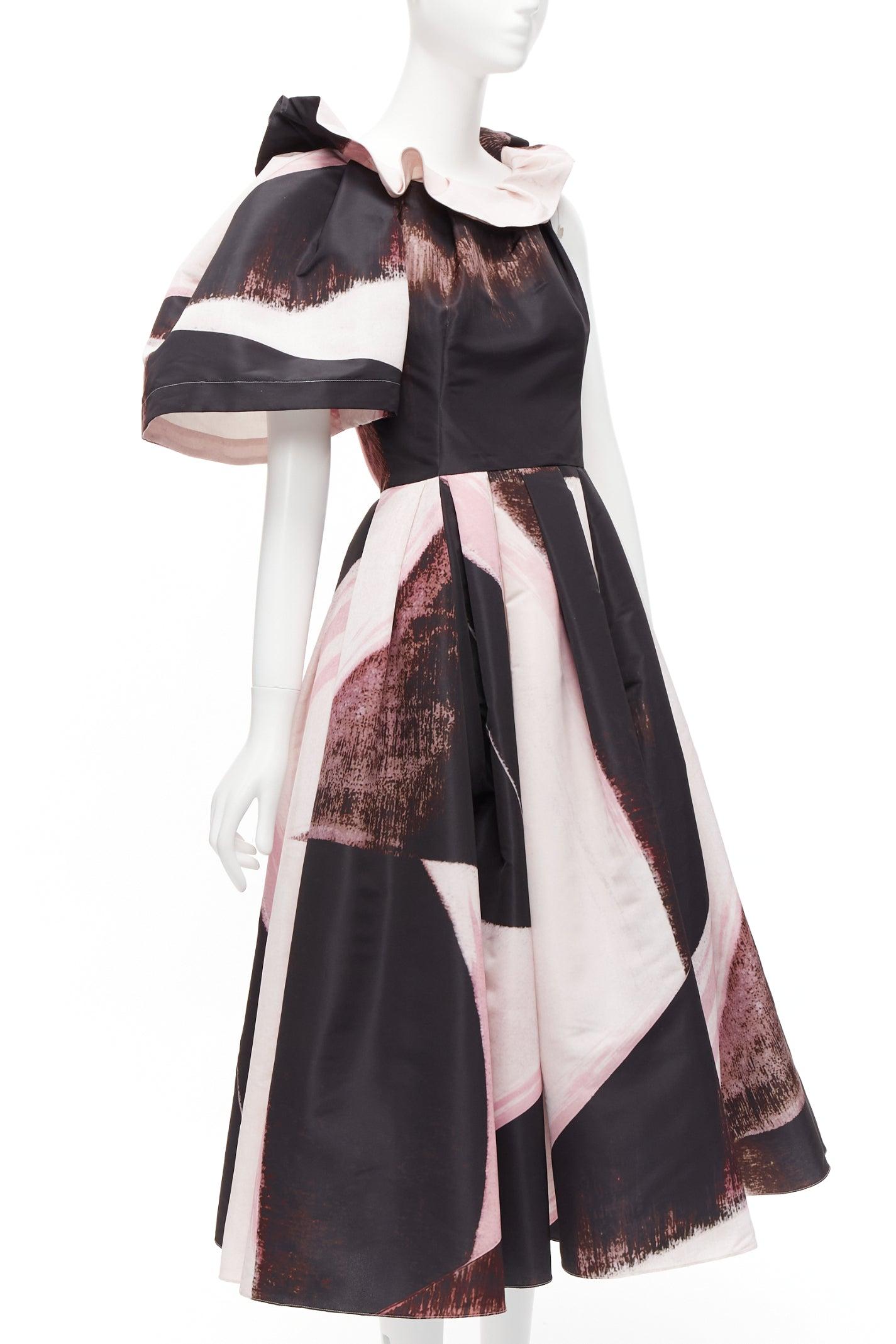 ALEXANDER MCQUEEN 2022 Charles Arnoldi Brushstroke print asymmetric gown IT38 XS
Reference: AAWC/A00687
Brand: Alexander McQueen
Designer: Sarah Burton
Collection: Charles Arnoldi 20022 - Runway
Material: Polyester
Color: Black, Pink
Pattern: