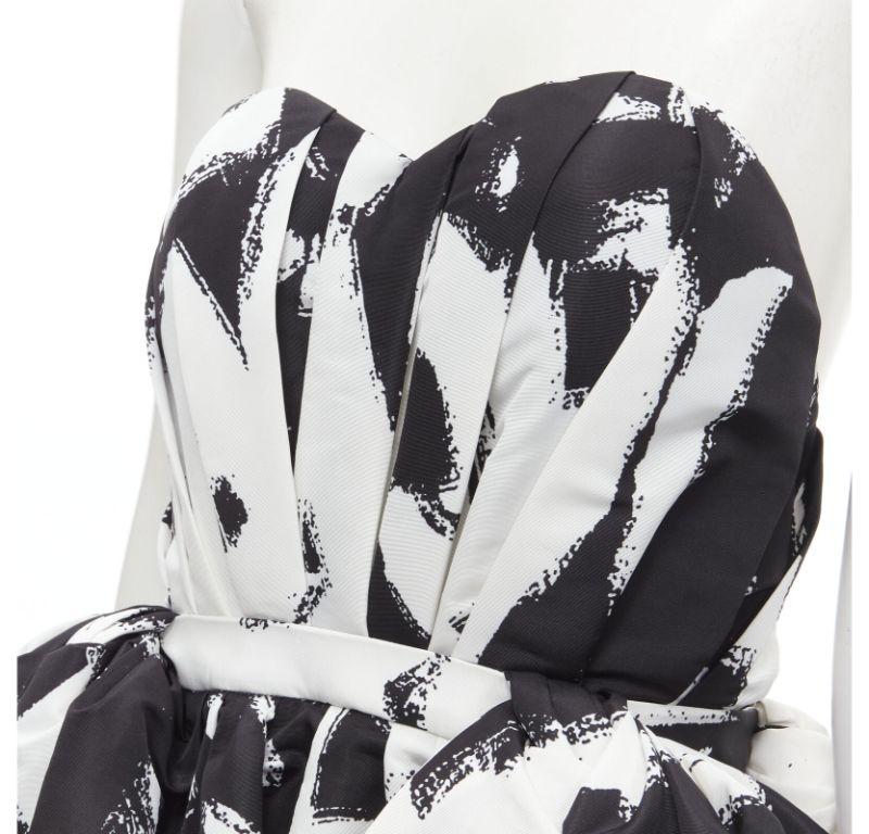 ALEXANDER MCQUEEN 2022 Graffiti Brush black white boned corset gown FR40 M
Reference: AAWC/A00068
Brand: Alexander McQueen
Designer: Sarah Burton
Collection: 2022
Material: Polyester
Color: Black, White
Pattern: Graphic
Closure: Zip
Extra Details: