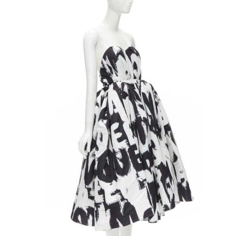 ALEXANDER MCQUEEN 2022 Graffiti Brush black white boned corset gown FR40 M In Excellent Condition For Sale In Hong Kong, NT