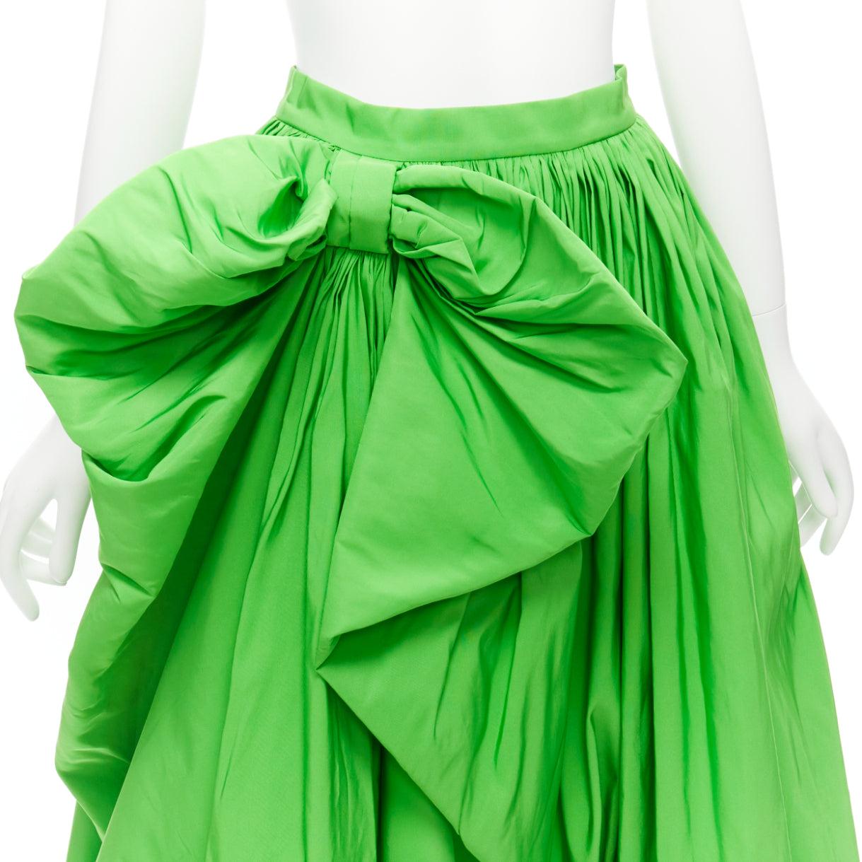 ALEXANDER MCQUEEN 2022 green taffeta bow detail high low cocktail skirt IT38 XS
Reference: AAWC/A00544
Brand: Alexander McQueen
Designer: Sarah Burton
Collection: 2022
Material: Polyester
Color: Green
Pattern: Solid
Closure: Zip
Lining: Green
