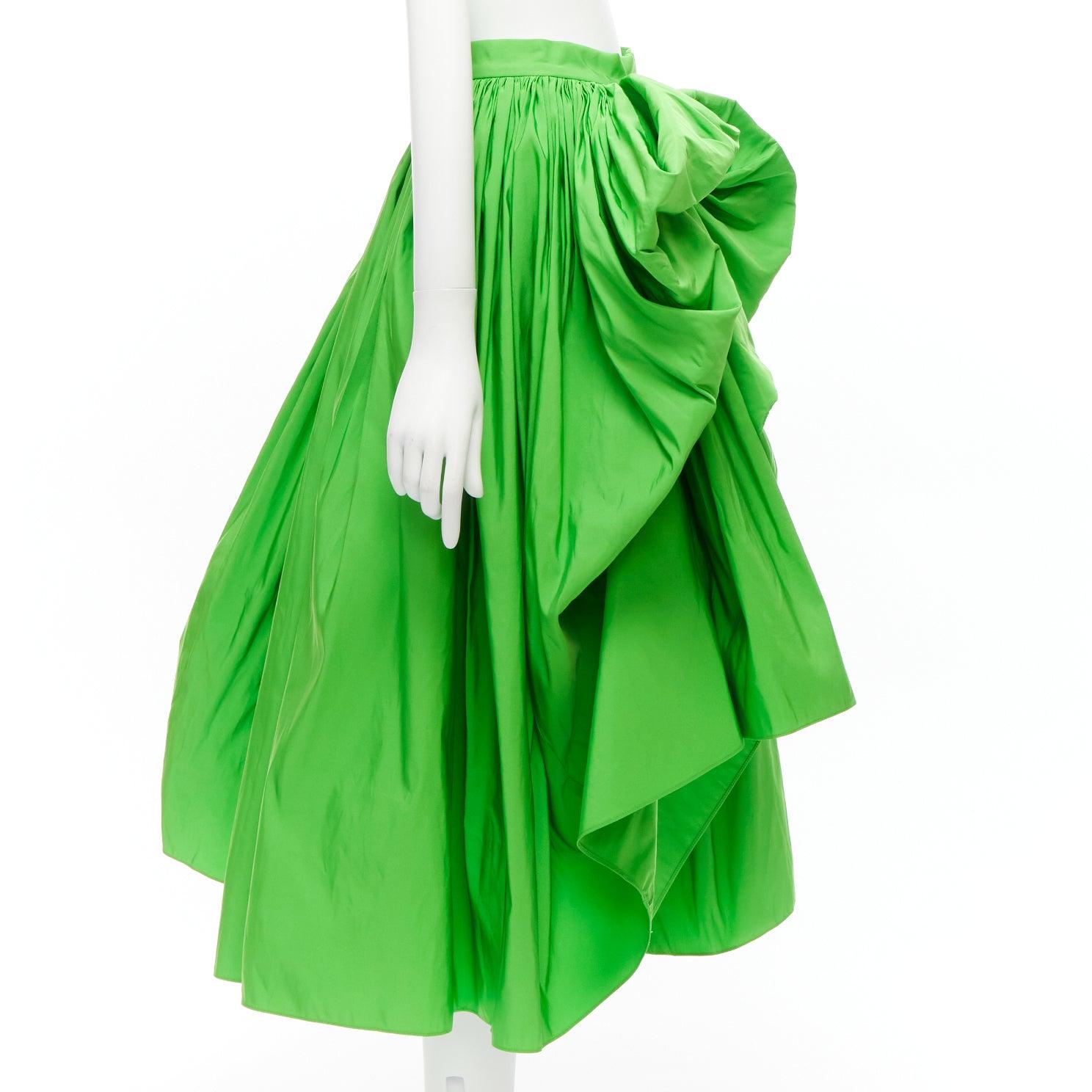 ALEXANDER MCQUEEN 2022 green taffeta bow detail high low cocktail skirt IT38 XS In Excellent Condition For Sale In Hong Kong, NT