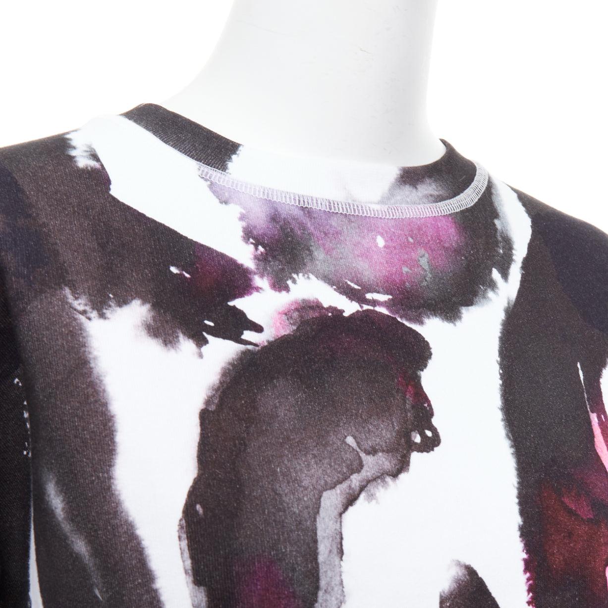ALEXANDER MCQUEEN 2022 logo watercolor print long sleeve crew sweater IT38 XS
Référence : AAWC/A01303
Marque : Alexander McQueen
Designer : Sarah Burton
Collectional : 2022
Matériau : Coton
Couleur : Whiting, Purple
Motif : Abstrait
Fermeture :
