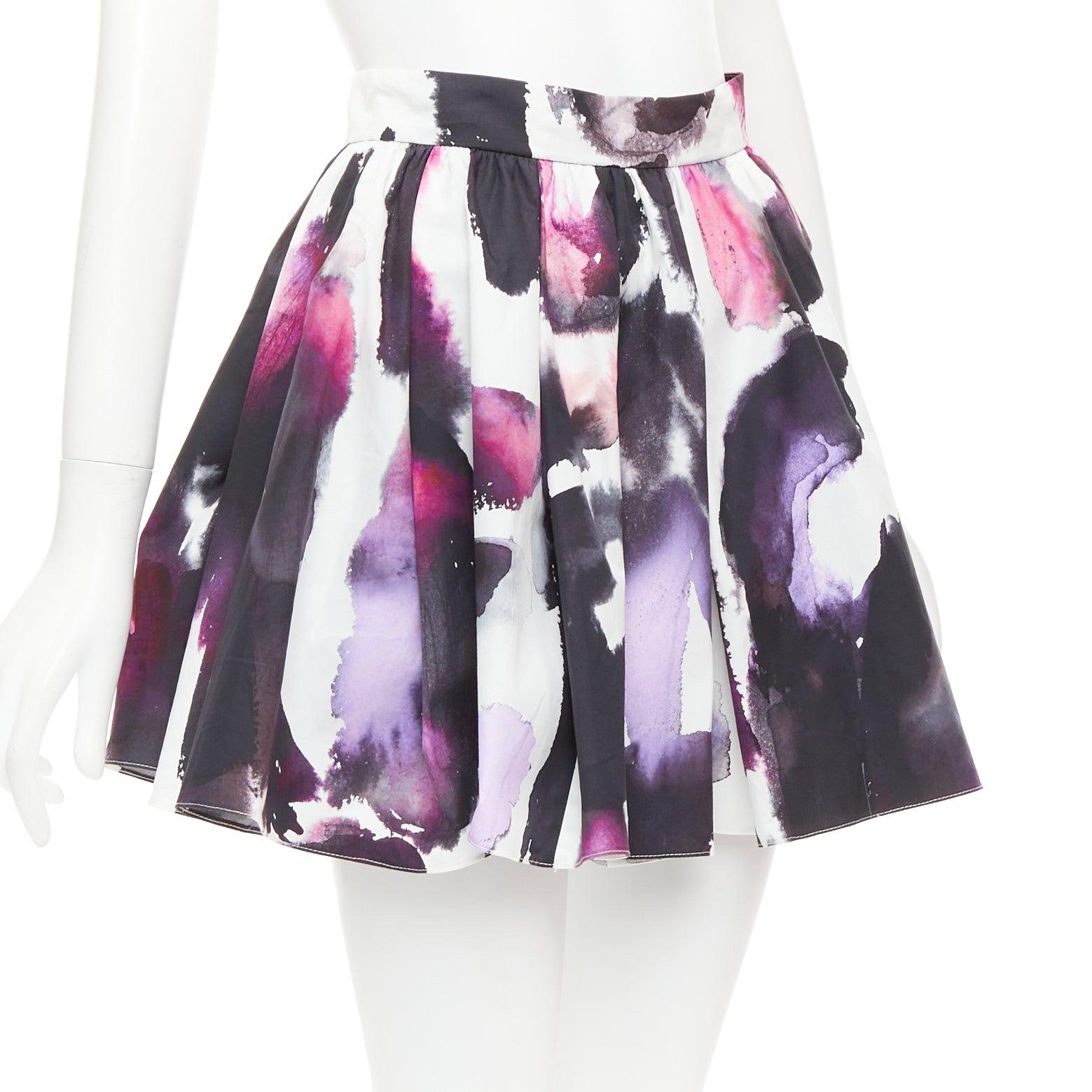Gray ALEXANDER MCQUEEN 2022 purple watercolor paint print pleated skirt IT38 XS For Sale
