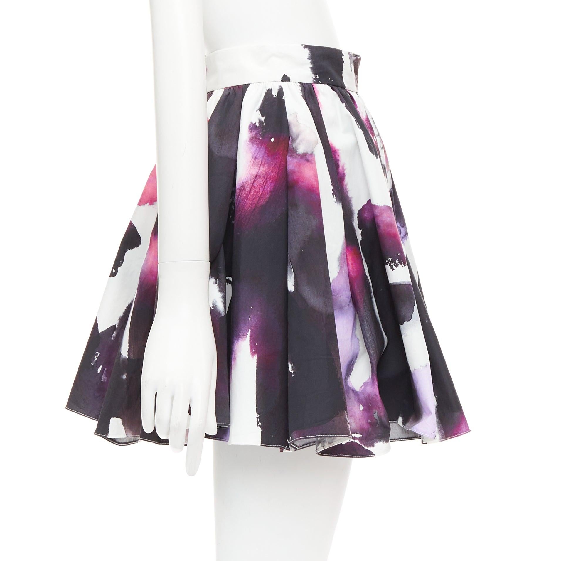 ALEXANDER MCQUEEN 2022 purple watercolor paint print pleated skirt IT38 XS In Excellent Condition For Sale In Hong Kong, NT