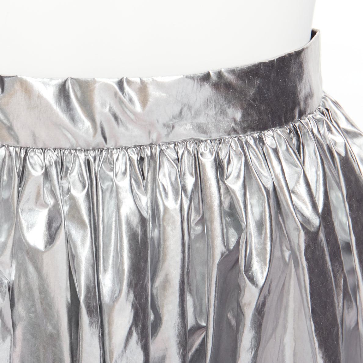Alexander McQueen 2022 Gonna al ginocchio svasata in lamina d'argento metallizzata IT36 XXS
Riferimento: AAWC/A00849
Marchio: Alexander McQueen
Designer: Sarah Burton
Collezione: 2022
Materiale: Poliestere
Colore: Argento
Modello: Tinta
